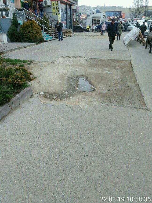 Луцьких комунальників покарають через розритий тротуар. ФОТО