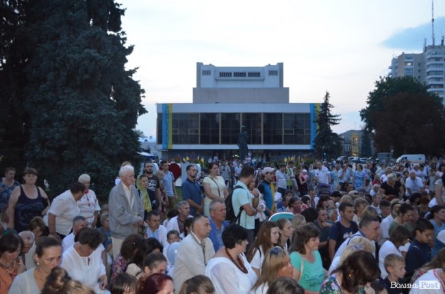 Тисячі людей у центрі Луцька зустріли загиблого Героя. ФОТО