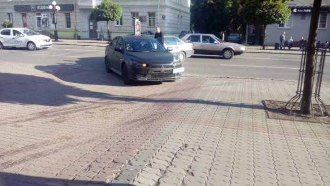 На Волі Mitsubishi заднім ходом протаранило Volkswagen