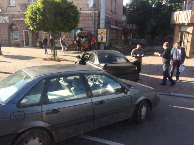 На Волі Mitsubishi заднім ходом протаранило Volkswagen