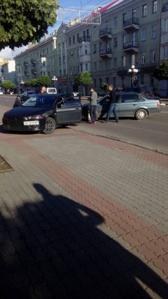 На Волі Mitsubishi заднім ходом протаранило Volkswagen