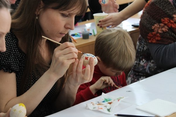 У Луцьку для переселенців провели майстер-клас із писанкарства. ФОТО