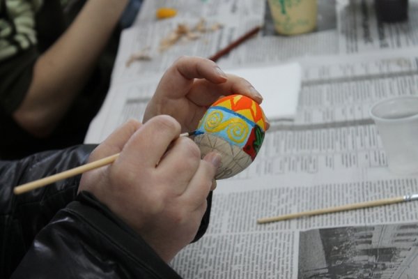 У Луцьку для переселенців провели майстер-клас із писанкарства. ФОТО