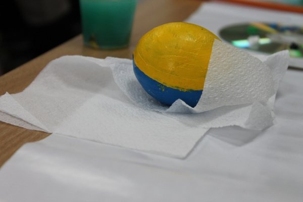 У Луцьку для переселенців провели майстер-клас із писанкарства. ФОТО