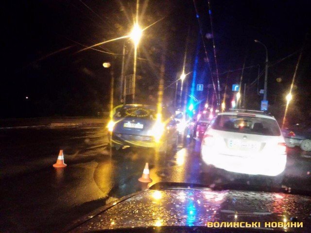 У Луцьку - аварія біля стадіону. ФОТО