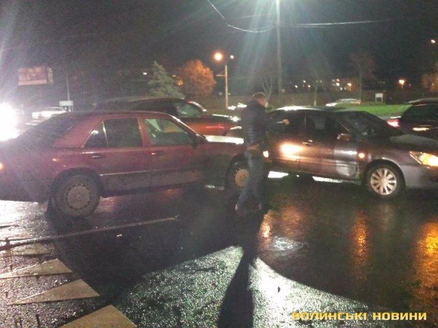 У Луцьку - аварія біля стадіону. ФОТО