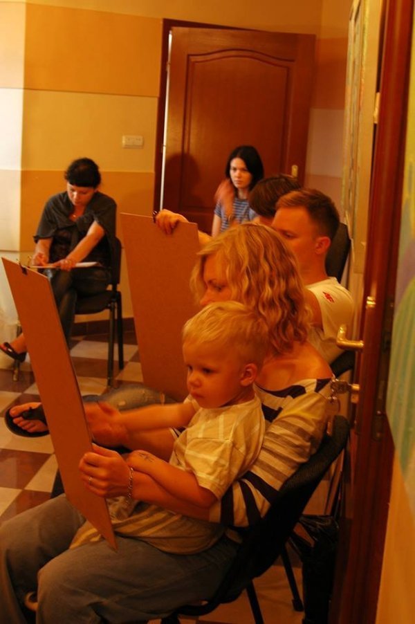 Еротичне мистецтво: у луцькій галереї малюють з натури. ФОТО