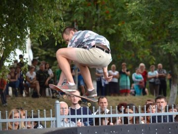 Новини з минулого. Ордени для загиблих та картини для музею