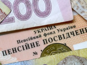 Чи будуть платити пенсію українцям у випадку переїзду за кордон