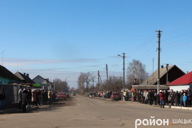 Люди на колінах зустріли тіло Героя в Шацьку