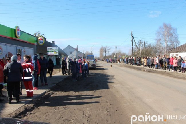 Люди на колінах зустріли тіло Героя в Шацьку