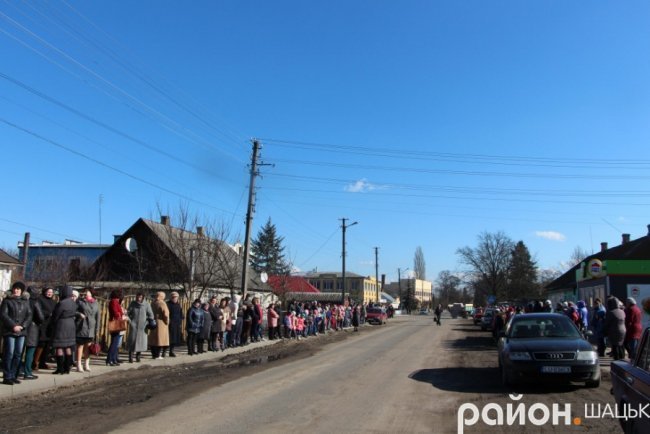 Люди на колінах зустріли тіло Героя в Шацьку