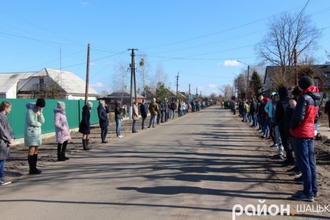 Люди на колінах зустріли тіло Героя в Шацьку