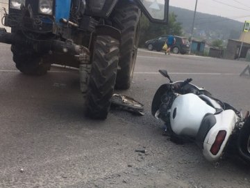 На Волині внаслідок зіткнення мотоцикла і трактора постраждала 14-річна дитина