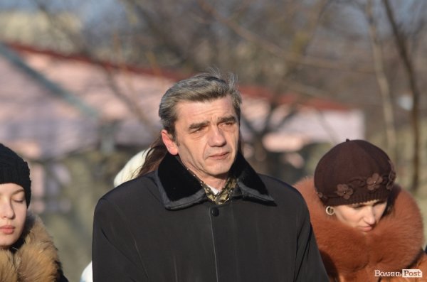 На будинку, в якому жив загиблий в АТО лучанин Віталій Махновець, відкрили пам’ятну дошку.ФОТО