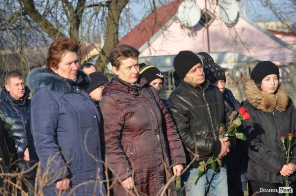 На будинку, в якому жив загиблий в АТО лучанин Віталій Махновець, відкрили пам’ятну дошку.ФОТО