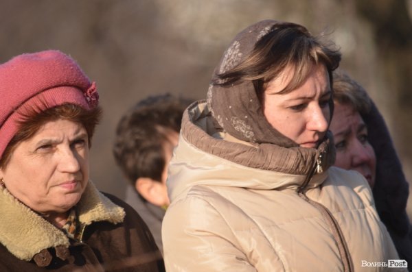 На будинку, в якому жив загиблий в АТО лучанин Віталій Махновець, відкрили пам’ятну дошку.ФОТО