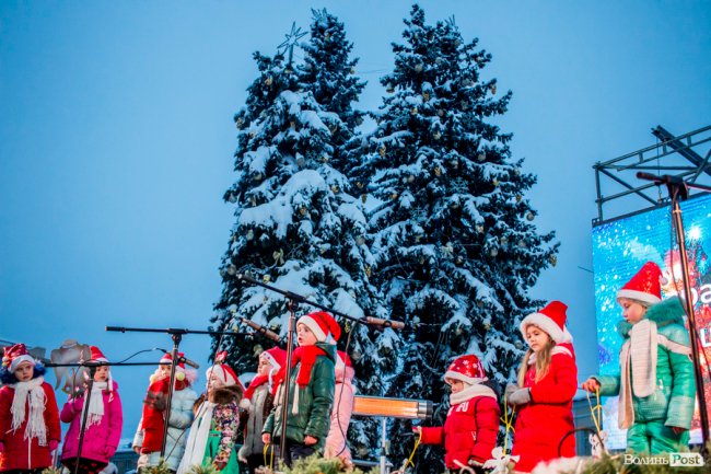 У Луцьку урочисто засвітили головну ялинку міста. ФОТО