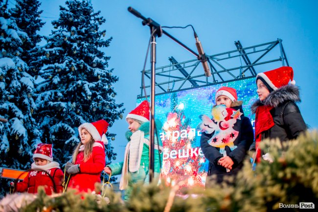 У Луцьку урочисто засвітили головну ялинку міста. ФОТО