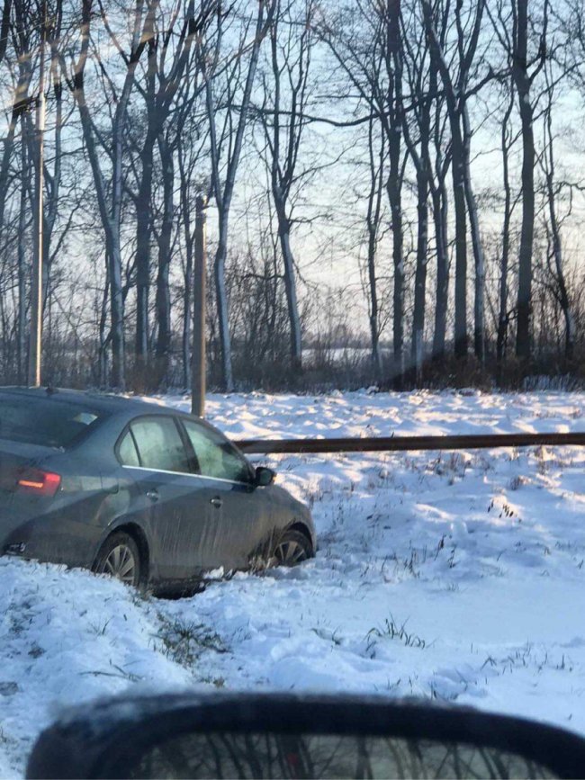 У селі поблизу Луцька легковик злетів у кювет. ФОТО