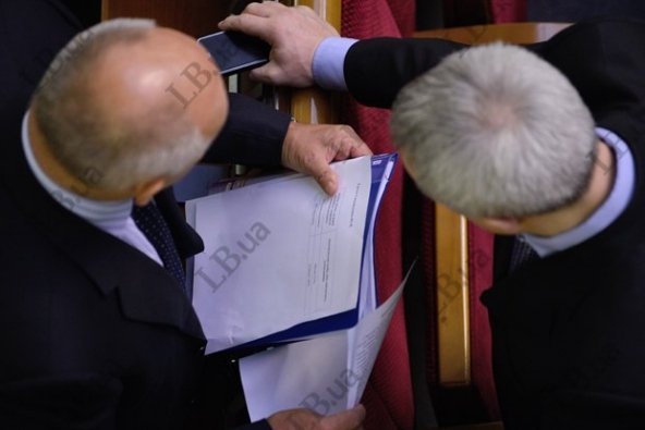 Депутатам-регіоналам роздали інструкцію, як голосувати. ФОТО