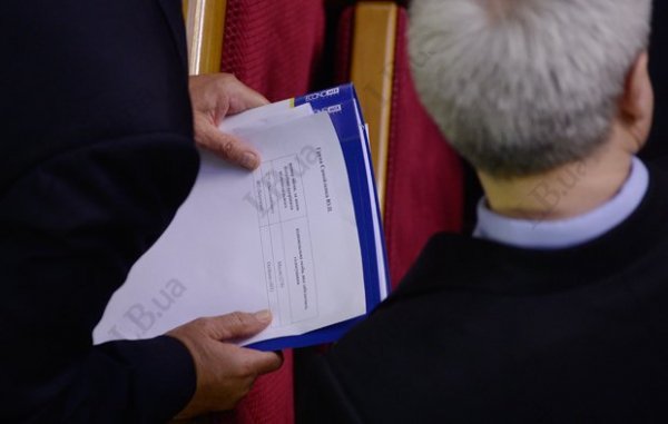 Депутатам-регіоналам роздали інструкцію, як голосувати. ФОТО