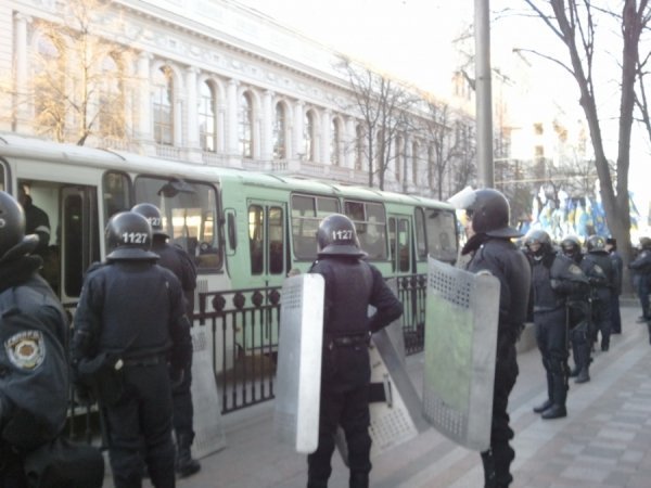 Під Верховною Радою - два мітинги та «Беркут». ФОТО