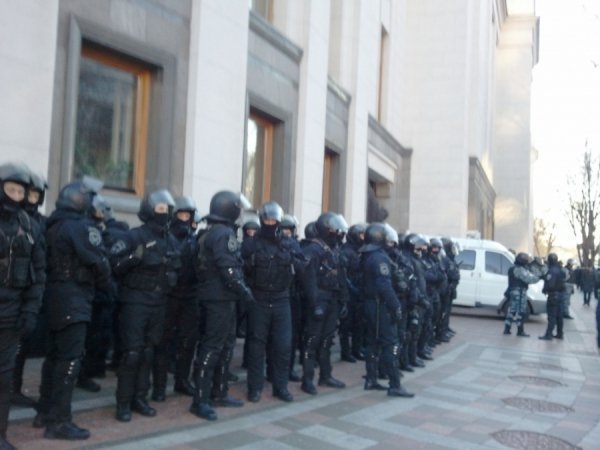 Під Верховною Радою - два мітинги та «Беркут». ФОТО