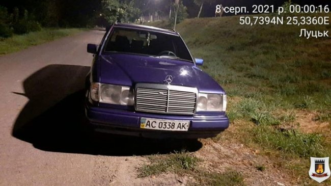 У луцькому парку гості «Бандерштату» припарковувалися прямо на газоні.ФОТО 