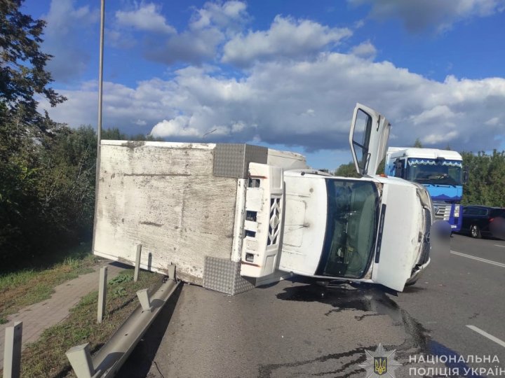 Водієві стало зле за кермом: біля Луцька зіткнулися автівка та вантажівка