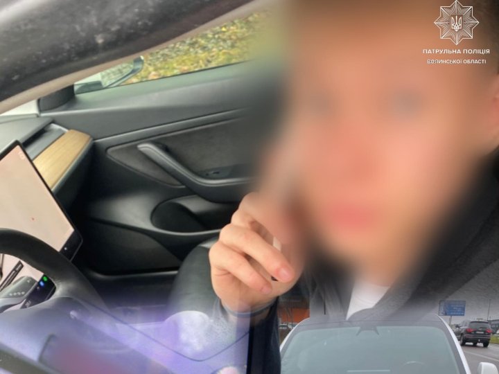 Біля Луцька за перевищення швидкості затримали неповнолітнього водія авто