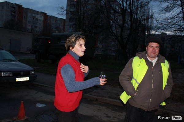 Жителі сусідніх будинків пропонують майстрам гарячий чай