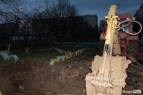 Частина дитячого майданчика залишилась без огорожі