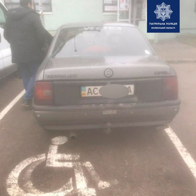 У Луцьку карали автохамів за паркування на місцях для людей з інвалідністю. ФОТО