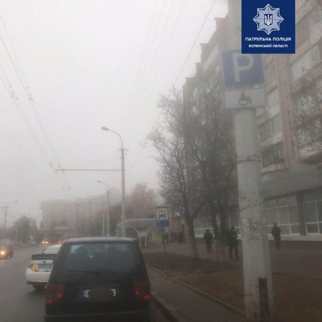 У Луцьку карали автохамів за паркування на місцях для людей з інвалідністю. ФОТО