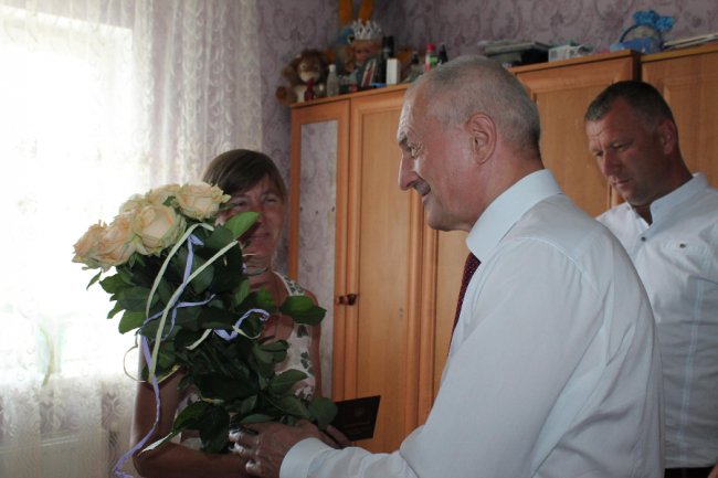 Щиро і по-домашньому: на Волині нагородили матір-героїню. ФОТО