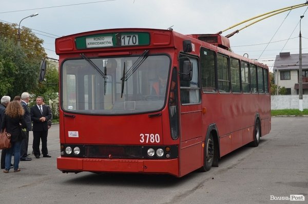 Люблін передав Луцьку 20-річний тролейбус. ФОТО