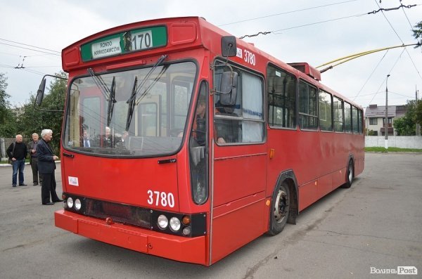 Люблін передав Луцьку 20-річний тролейбус. ФОТО