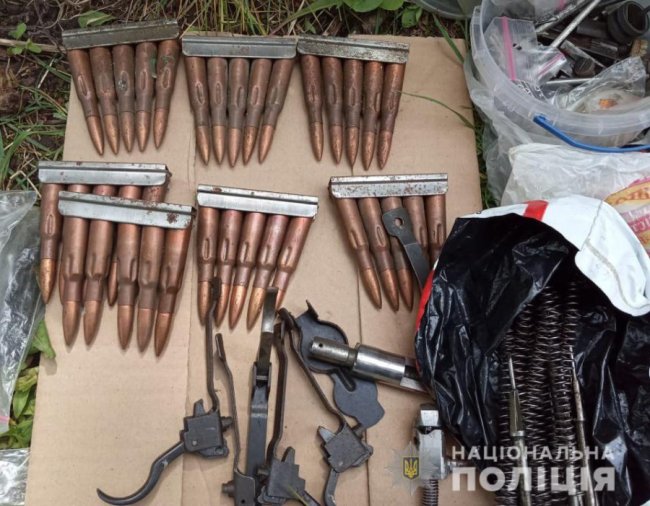 На дачі у лучанина знайшли десятки одиниць зброї та сотні боєприпасів. ФОТО