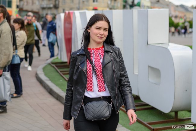 Безліч кольорів, орнаментів і візерунків: лучани у вишиванках – у центрі міста. ФОТОРЕПОРТАЖ 