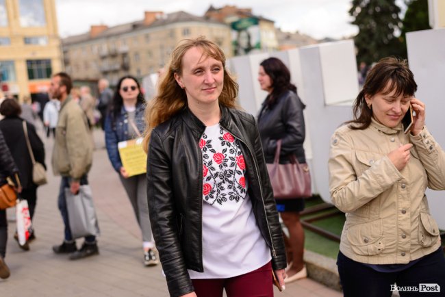 Безліч кольорів, орнаментів і візерунків: лучани у вишиванках – у центрі міста. ФОТОРЕПОРТАЖ 