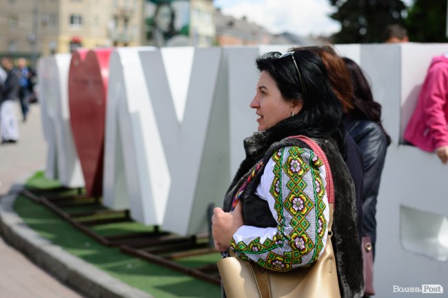 Безліч кольорів, орнаментів і візерунків: лучани у вишиванках – у центрі міста. ФОТОРЕПОРТАЖ 