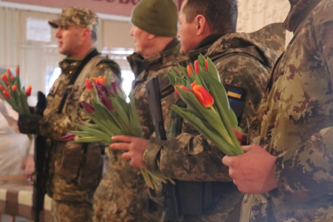 Тюльпани для захисниць: військові тероборони Луцька привітали жінок зі святом. ФОТО