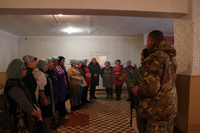 Тюльпани для захисниць: військові тероборони Луцька привітали жінок зі святом. ФОТО