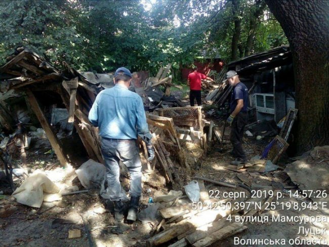 На вулиці у Луцьку демонтували незаконні сараї. ФОТО