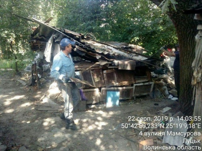 На вулиці у Луцьку демонтували незаконні сараї. ФОТО