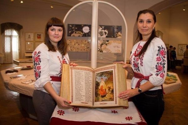 Єдина в світі повністю вишита книга – шедевр, зроблений в Україні