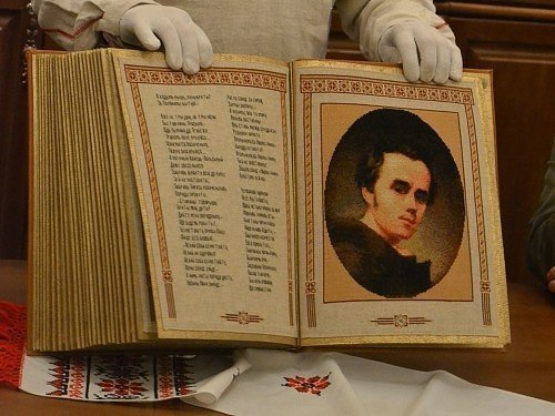Єдина в світі повністю вишита книга – шедевр, зроблений в Україні