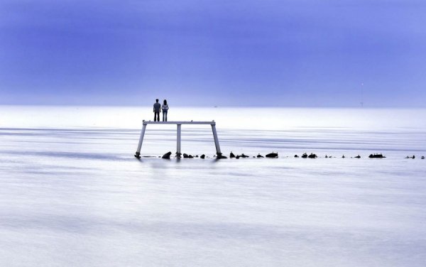 Арт-інсталяція «Пара» з видом на Північне море на північно-східному узбережжі Англії. (© PA / AP)