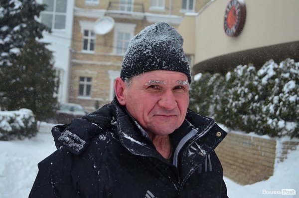 16 березня - прибиральник розчищає снігові замети в Луцьку